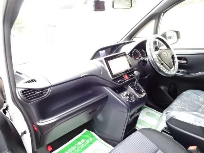 ヴォクシー2.0 ZS 4WD　本州車　保証/走行距離無制限　サンルーフ　4WD　ツインムーンルーフ　両側パワースライドドア　純正9型ナビ　　バックカメラ　Bluetooth接続　前後ドライブレコーダー　コーナーセンサー　ETC　LEDヘッドライト 2000