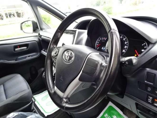 ヴォクシー2.0 ZS 4WD　本州車　保証/走行距離無制限　サンルーフ　4WD　ツインムーンルーフ　両側パワースライドドア　純正9型ナビ　　バックカメラ　Bluetooth接続　前後ドライブレコーダー　コーナーセンサー　ETC　LEDヘッドライト 2000