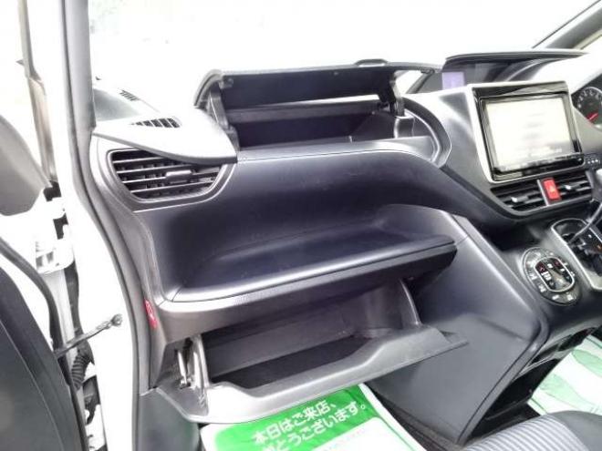 ヴォクシー2.0 ZS 4WD　本州車　保証/走行距離無制限　サンルーフ　4WD　ツインムーンルーフ　両側パワースライドドア　純正9型ナビ　　バックカメラ　Bluetooth接続　前後ドライブレコーダー　コーナーセンサー　ETC　LEDヘッドライト 2000