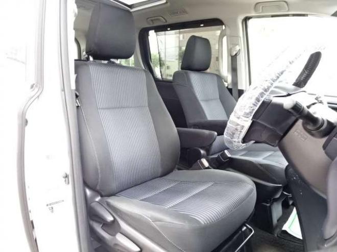 ヴォクシー2.0 ZS 4WD　本州車　保証/走行距離無制限　サンルーフ　4WD　ツインムーンルーフ　両側パワースライドドア　純正9型ナビ　　バックカメラ　Bluetooth接続　前後ドライブレコーダー　コーナーセンサー　ETC　LEDヘッドライト 2000