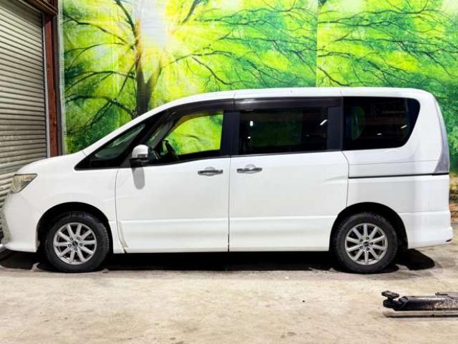 セレナ2.0 ハイウェイスター 4WD　防錆塗装4WDTVナビBカメエンスタ 2000