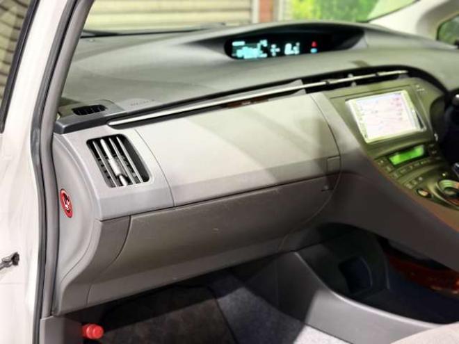 プリウス1.8 S　防錆塗装TVナビ積込タイヤ 2WD 1800