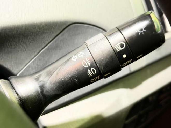 プリウス1.8 S　防錆塗装TVナビ積込タイヤ 2WD 1800