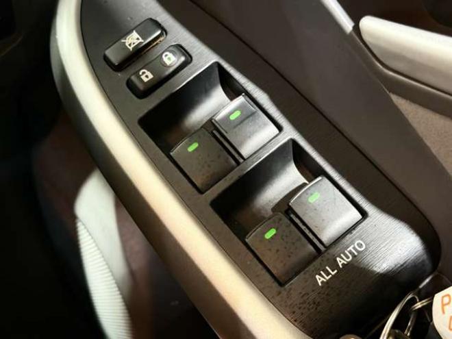 プリウス1.8 S　防錆塗装TVナビ積込タイヤ 2WD 1800