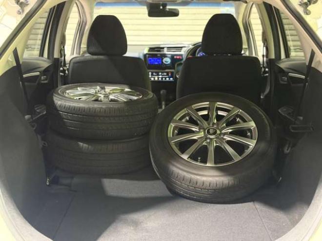 フィット1.3 13G Lパッケージ 4WD　防錆塗装4WDスマキーCD積込タイヤ 1300