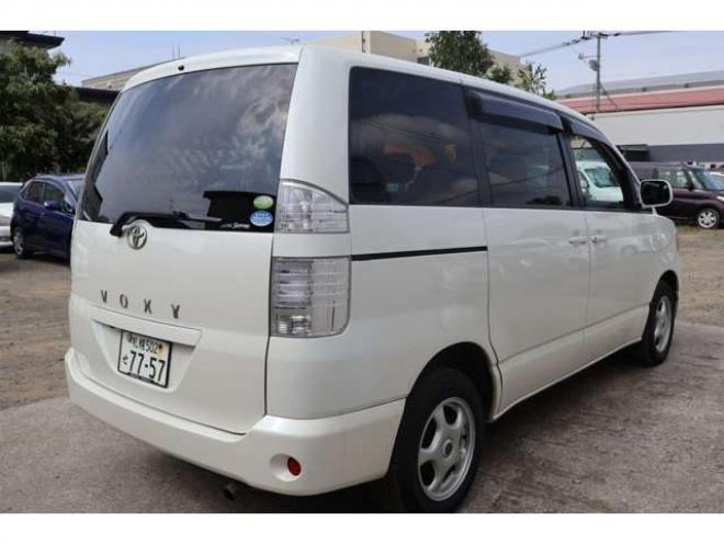 ヴォクシー2.0 X 4WD　5.9万キロ・ナビ・バックカメラ・エンジンスターター 2000