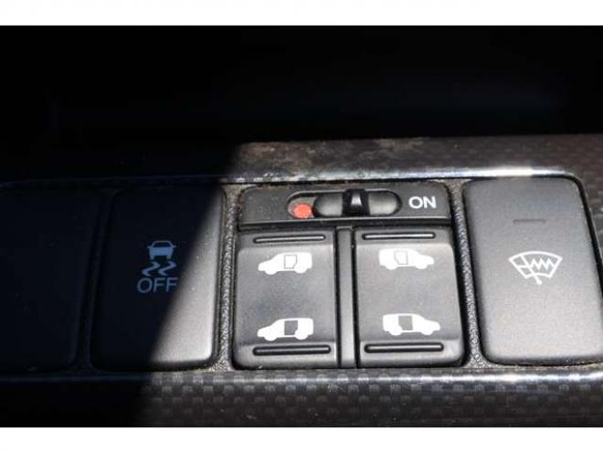 ステップワゴン2.0 スパーダ Z 4WD　両側パワースライドドア・ナビ・TV・バックカメラ・スマートキー 2000