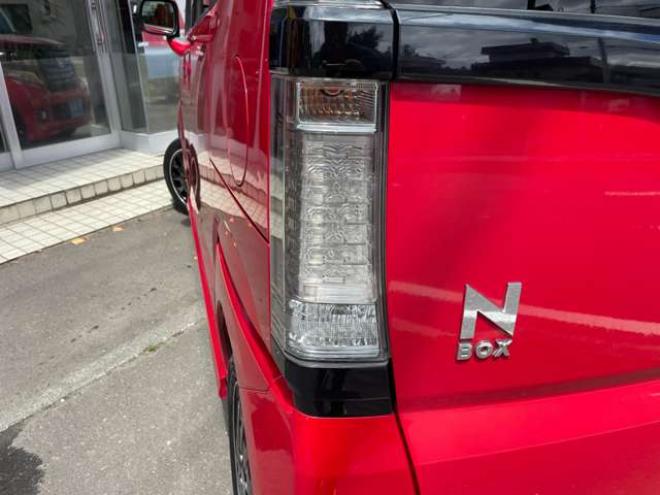 N-BOXカスタムG ターボ Lパッケージ 2トーンカラースタイル 4WD　1年保証/Bluetooth/ナビ・フルセグTV/バックカメラ/フルベッドキット/エンジンスターター/ETC/前後ドラレコ/キー2本/両側パワースライドドア/ハーフレザーシート/2トーンカラー/車検整備2年付き/法定整備/修復歴無し 660