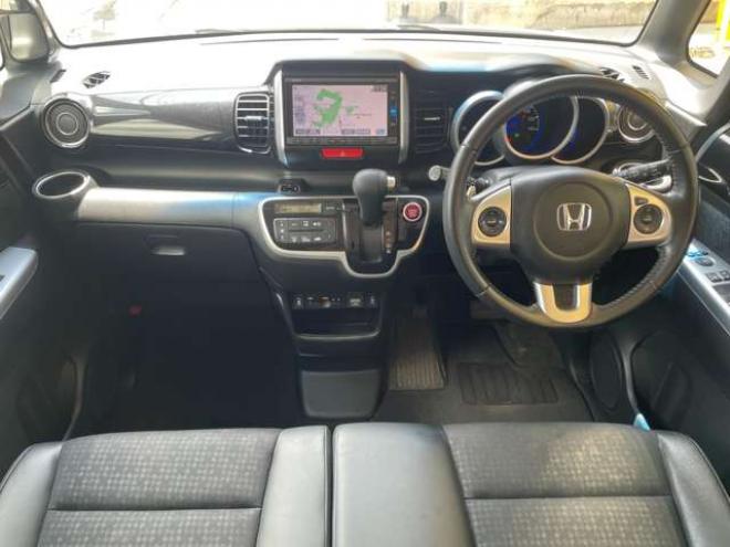 N-BOXカスタムG ターボSSパッケージ 4WD　後期型/Bluetooth/ナビ・フルセグTV/バックカメラ/両側パワスラ/ETC/エンスタ/ハーフレザーシート/純正15インチアルミホイール付き夏タイヤ装着/アルミホイール付き冬タイヤ付き/車検整備2年付/法定整備/修復歴無し 660