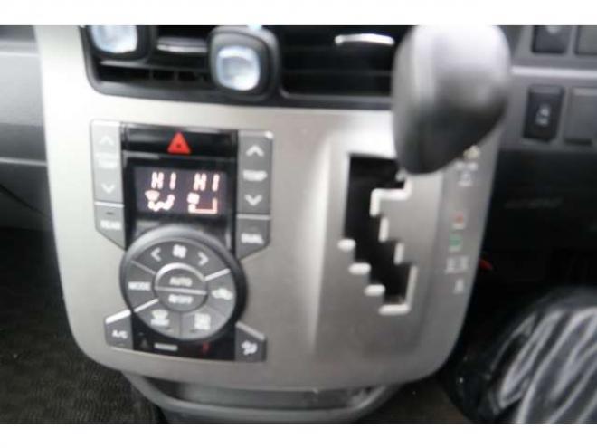 ヴォクシー2.0 Z 4WD　検二年 2000