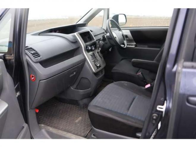 ヴォクシー2.0 Z 4WD　検二年 2000