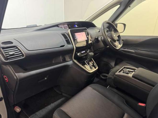 セレナ2.0 ハイウェイスター 4WD　ナビ　TV　アラウンドビュー　Bluetooth　両側Pスライド　Egスターター 2000