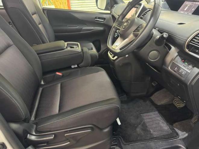 セレナ2.0 ハイウェイスター 4WD　ナビ　TV　アラウンドビュー　Bluetooth　両側Pスライド　Egスターター 2000