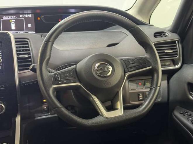 セレナ2.0 ハイウェイスター 4WD　ナビ　TV　アラウンドビュー　Bluetooth　両側Pスライド　Egスターター 2000