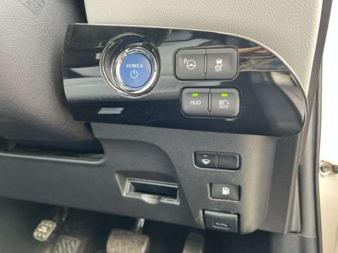 プリウス1.8 A E-Four 4WD　法定24ヵ月点検整備付・新規車検整備付・純正ナビ・バックモニター・ヘッドアップディスプレイ・ブラインドスポットモニター・オートマチックハイビーム・純正エンジンスターター・前後録画ドライブレコーダー 1800