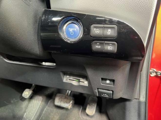 プリウス1.8 A ツーリングセレクション E-Four 4WD　法定24ヵ月点検整備付・新規車検整備付・純正9インチナビ・地デジ・セーフティーセンス・BSM・本州仕入車両 1800