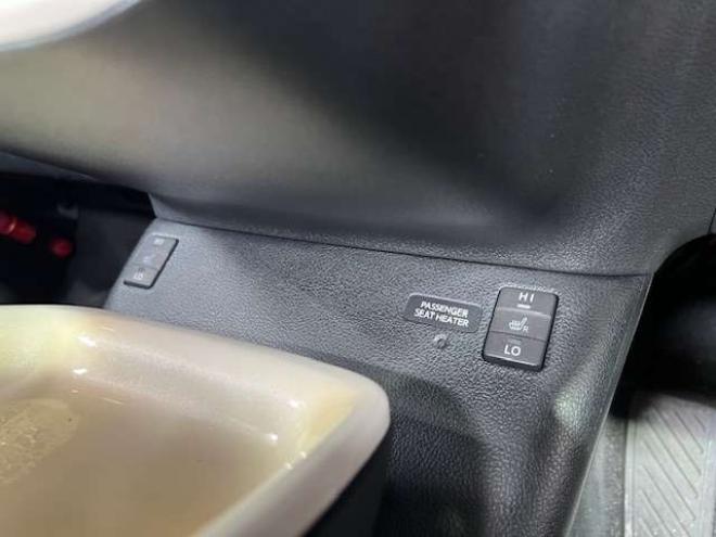 プリウス1.8 A ツーリングセレクション E-Four 4WD　法定24ヵ月点検整備付・新規車検整備付・純正9インチナビ・地デジ・セーフティーセンス・BSM・本州仕入車両 1800