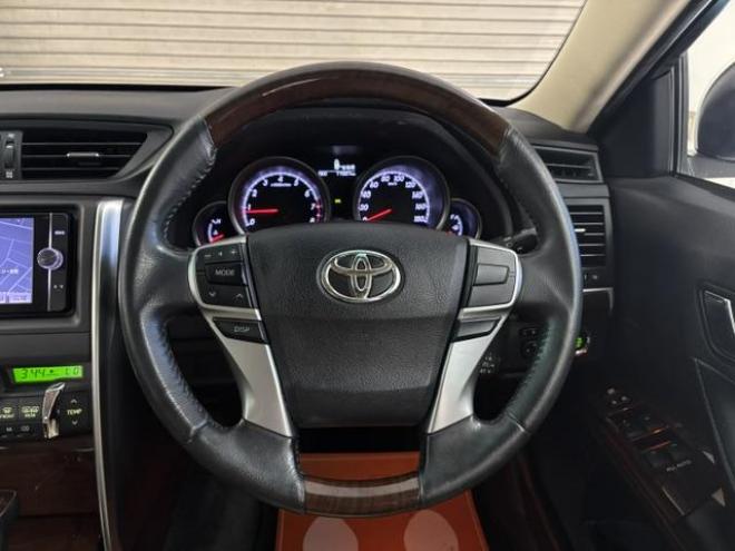 マークXプレミアム　Ｆｏｕｒ　本州仕入　ワンオーナー　最上級グレード　禁煙車　純正ハーフレザーシート　純正１６インチＡＷ　社外１６ＡＷ＋スタッドレスタイヤ　純正ナビ　フルセグ地デジ　Ｂｌｕｅｔｏｏｔｈオーディオ　バックカメラ 4WD 2500 4Dr