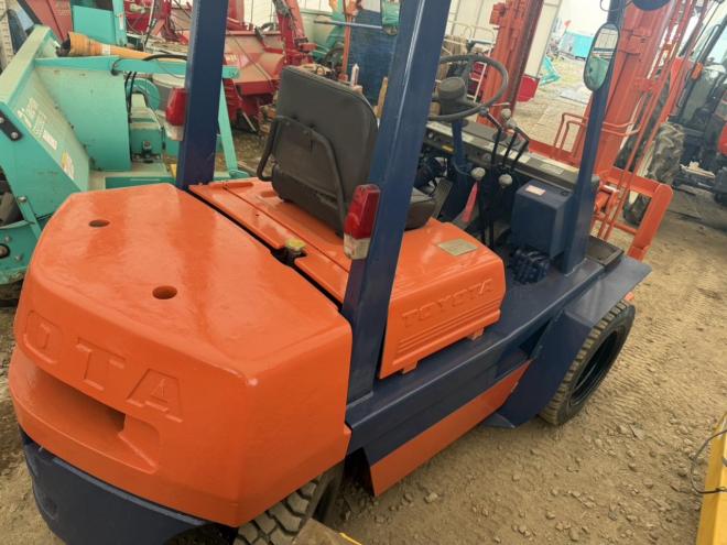 フォークリフト全塗装済！トヨタ フォークリフト 3FD25 2.5トン ヒンジ付き
