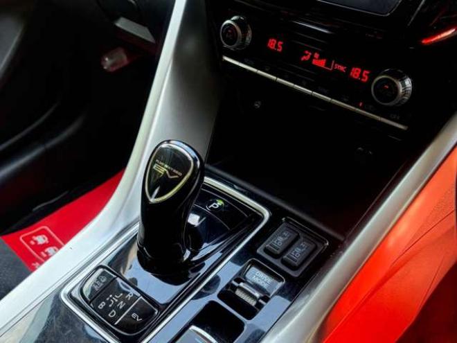 エクリプスクロスPHEV 2.4 G 4WD　ハーフレザーシートETCシートヒーター　ハンドルヒータークルーズコントロール　パドルシフト 2400