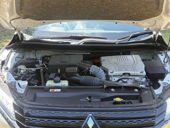 エクリプスクロスPHEV 2.4 G 4WD　ハーフレザーシートETCシートヒーター　ハンドルヒータークルーズコントロール　パドルシフト 2400