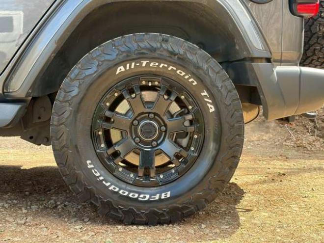 ラングラーアンリミテッド サハラ 3.6L 4WD　グラナイトグレー　エアコン　クルコン　パワステ　パワーウィンドウ　フロントカメラ　バックカメラ　キーレスエントリー　アルミホイール　ABS　横滑り防止装置　盗難防止装置　フルセグTV 正規輸入車 3600