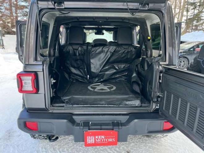 ラングラーアンリミテッド サハラ 3.6L 4WD　グラナイトグレー　エアコン　クルコン　パワステ　パワーウィンドウ　フロントカメラ　バックカメラ　キーレスエントリー　アルミホイール　ABS　横滑り防止装置　盗難防止装置　フルセグTV 正規輸入車 3600
