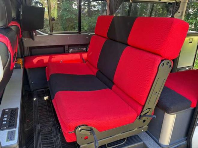 ハイエース2.7 GL ロング ミドルルーフ 4WD　キャンピング仕様(3ナンバー)　冷蔵庫　流し台　F Fヒーター　テーブル　ベット展開　外部電源　インバーター　バッテリーシステム　10人乗り 2700