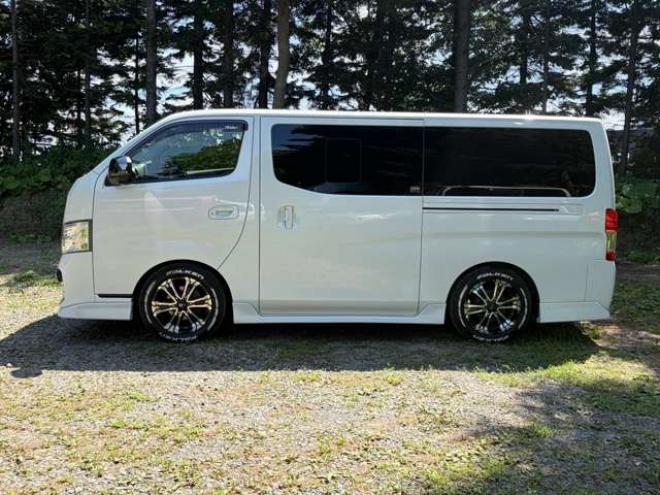 キャラバンNV350 2.5 プレミアムGX アーバンクロム ロングボディ ディーゼルターボ 4WD　ワンオーナー車オーテックエアロ　ローダウン社外ナビBカメラ地デジ　ブラインドモニター　エンジンスターター　社外17インチ 2500