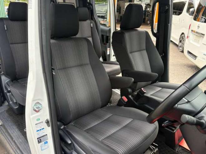 ヴォクシー2.0 ZS 4WD　後期　純正スマートエンスタ　スペアキー　ワンオーナー　純ナビ　バックカメラ　ETC　ネッセン　プッシュスタート　レーンキープ　オートライト　両側パワースライドソア　軽減ブレーキ 2000