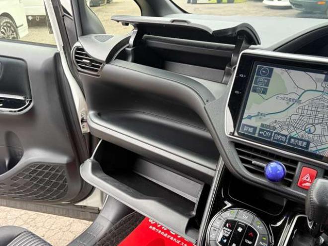 ヴォクシー2.0 ZS 4WD　後期　純正スマートエンスタ　スペアキー　ワンオーナー　純ナビ　バックカメラ　ETC　ネッセン　プッシュスタート　レーンキープ　オートライト　両側パワースライドソア　軽減ブレーキ 2000