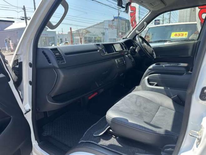 ハイエースバン2.7 スーパーGL ダークプライム ワイド ミドルルーフ ロングボディ 4WD　Pスタート スマートキー 両側スライドドア　OPLEDヘッドライト Fフォグ ハーフレザーシート AC100V ベンチシート　ベッドキット リアクーラー ヒーター ステアリングスイッチ ディスプレイオーディオ　Bluetooth 2700