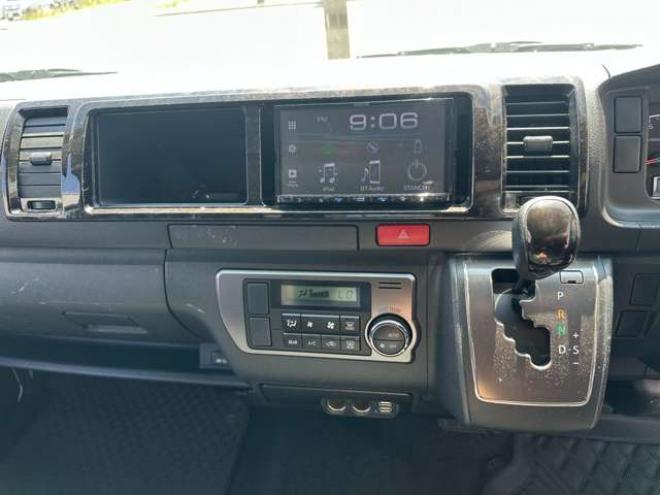 ハイエースバン2.7 スーパーGL ダークプライム ワイド ミドルルーフ ロングボディ 4WD　Pスタート スマートキー 両側スライドドア　OPLEDヘッドライト Fフォグ ハーフレザーシート AC100V ベンチシート　ベッドキット リアクーラー ヒーター ステアリングスイッチ ディスプレイオーディオ　Bluetooth 2700