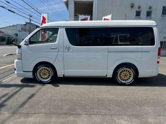 ハイエースバン2.7 スーパーGL ダークプライム ワイド ミドルルーフ ロングボディ 4WD　Pスタート スマートキー 両側スライドドア　OPLEDヘッドライト Fフォグ ハーフレザーシート AC100V ベンチシート　ベッドキット リアクーラー ヒーター ステアリングスイッチ ディスプレイオーディオ　Bluetooth 2700
