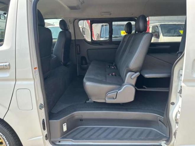 ハイエースバン2.7 スーパーGL ダークプライム ワイド ミドルルーフ ロングボディ 4WD　Pスタート スマートキー 両側スライドドア　OPLEDヘッドライト Fフォグ ハーフレザーシート AC100V ベンチシート　ベッドキット リアクーラー ヒーター ステアリングスイッチ ディスプレイオーディオ　Bluetooth 2700