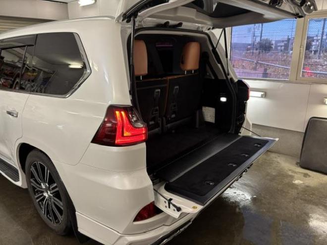 レクサスＬＸ５７０　本州仕入　寒冷地仕様　禁煙車　リアエンターテイメント　ダブルエイトスポイラー＆マフラー　５連ＬＥＤデイライト　レクサスセーフティセンス　純正２１インチＡＷ　社外１８ＡＷ＋スタッドレスタイヤ付 4WD 5700 5Dr