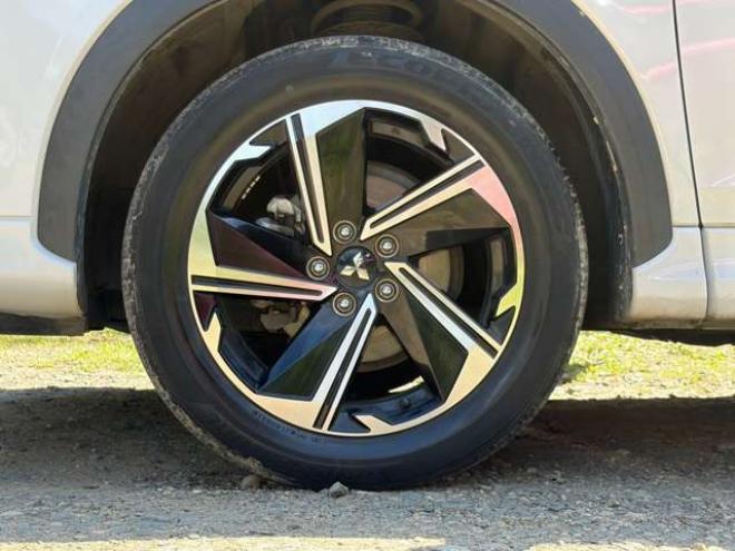 エクリプスクロスPHEV 2.4 G 4WD　ハーフレザーシートETCシートヒーター　ハンドルヒータークルーズコントロール　パドルシフト 2400