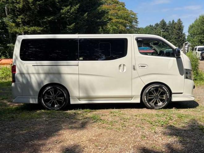 キャラバンNV350 2.5 プレミアムGX アーバンクロム ロングボディ ディーゼルターボ 4WD　ワンオーナー車オーテックエアロ　ローダウン社外ナビBカメラ地デジ　ブラインドモニター　エンジンスターター　社外17インチ 2500