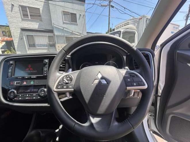 アウトランダーPHEV2.0 G ナビパッケージ 4WD　ETC　ナビ　バックモニター 2000