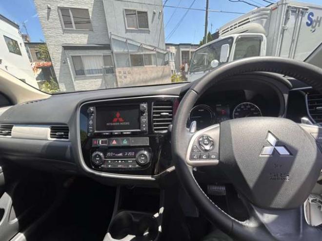 アウトランダーPHEV2.0 G ナビパッケージ 4WD　ETC　ナビ　バックモニター 2000