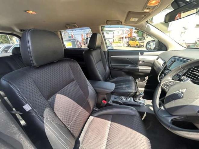 アウトランダーPHEV2.0 G ナビパッケージ 4WD　ETC　ナビ　バックモニター 2000