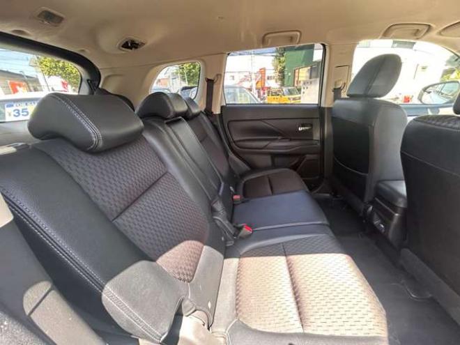 アウトランダーPHEV2.0 G ナビパッケージ 4WD　ETC　ナビ　バックモニター 2000