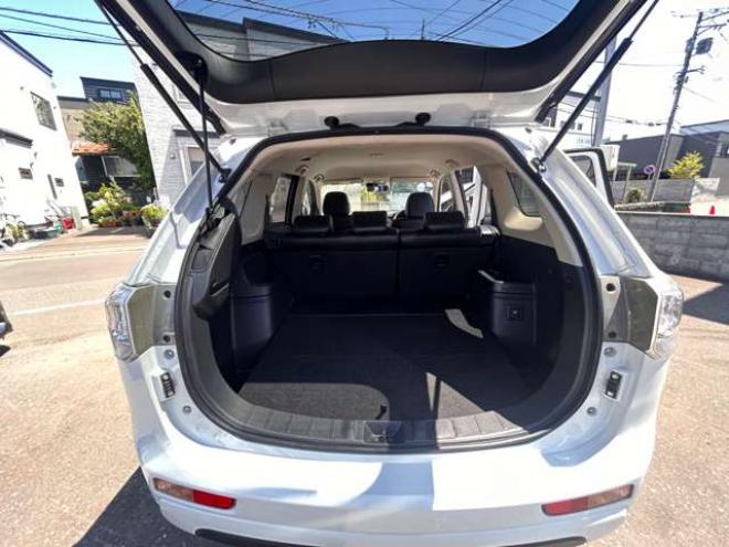 アウトランダーPHEV2.0 G ナビパッケージ 4WD　ETC　ナビ　バックモニター 2000