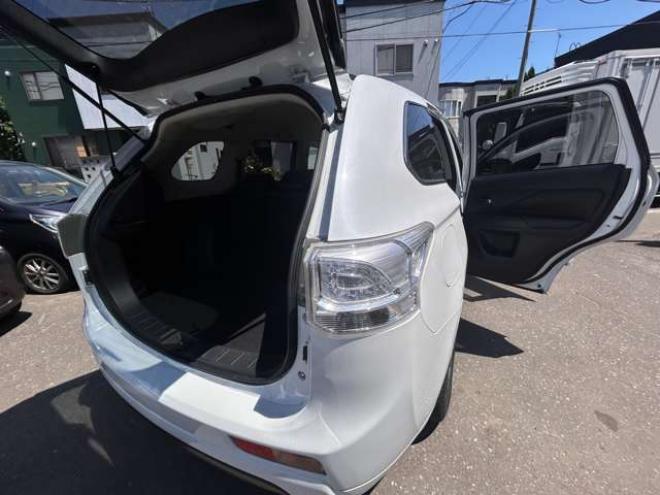アウトランダーPHEV2.0 G ナビパッケージ 4WD　ETC　ナビ　バックモニター 2000