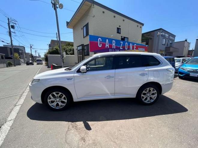 アウトランダーPHEV2.0 G ナビパッケージ 4WD　ETC　ナビ　バックモニター 2000