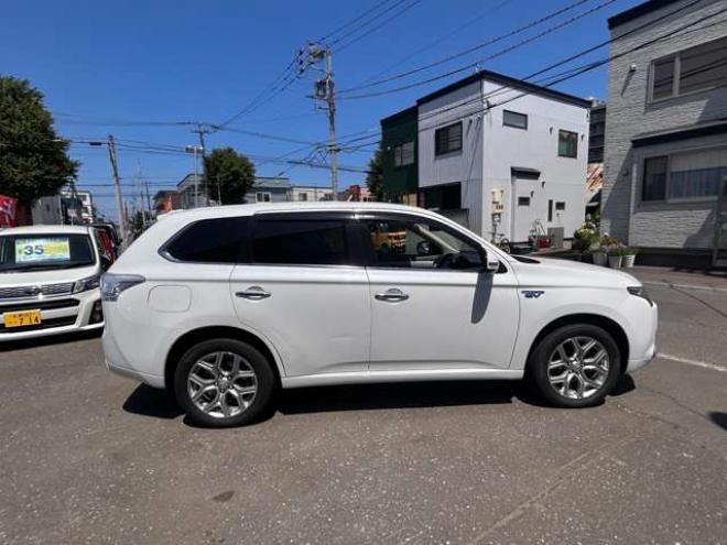 アウトランダーPHEV2.0 G ナビパッケージ 4WD　ETC　ナビ　バックモニター 2000