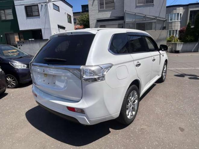 アウトランダーPHEV2.0 G ナビパッケージ 4WD　ETC　ナビ　バックモニター 2000