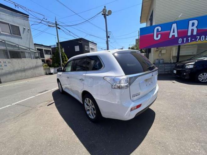 アウトランダーPHEV2.0 G ナビパッケージ 4WD　ETC　ナビ　バックモニター 2000