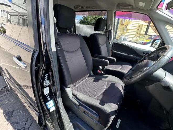 セレナ2.0 ハイウェイスター 4WD　両側ワンタッチパワースライドドア　SDナビ　バックモニター　アイドリングストップ　横滑り防止装置　ワンセグ　純正アルミホイール夏　クルーズコントロール 2000