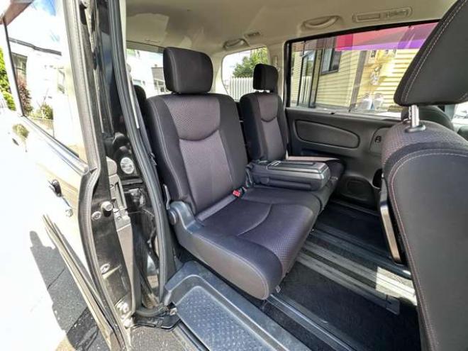 セレナ2.0 ハイウェイスター 4WD　両側ワンタッチパワースライドドア　SDナビ　バックモニター　アイドリングストップ　横滑り防止装置　ワンセグ　純正アルミホイール夏　クルーズコントロール 2000